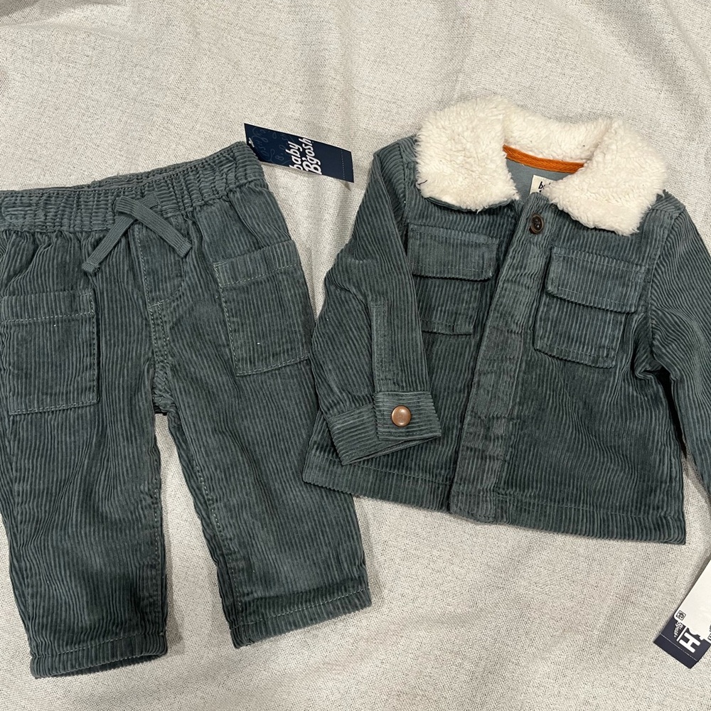 NWT Corduroy jacket with matching pant set
Size 6 mo